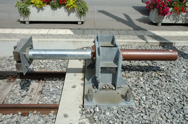 Buffer stop at the end of railway tracks — Stock Photo, Image