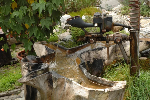 Kleiner einzigartiger Gartenbrunnen — Stockfoto