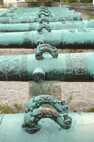 Poignées sur barils de canon décorés antiques — Photo