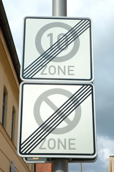 Hastighetsbegränsning och ingen parkering zon slutet tecken — Stockfoto