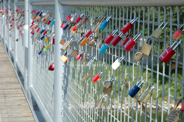Cadeados deixados pelos amantes na ponte em Ingolstadt, Alemanha . — Fotografia de Stock