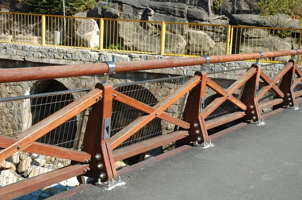 Neue hölzerne Barriere auf Brücke — Stockfoto