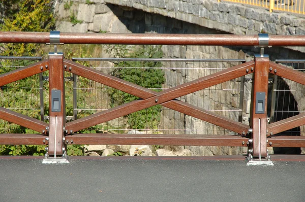 Neue hölzerne Barriere auf Brücke — Stockfoto