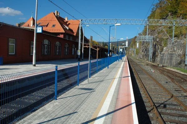 Platform en spoorweg tracks op treinstation. — Stockfoto