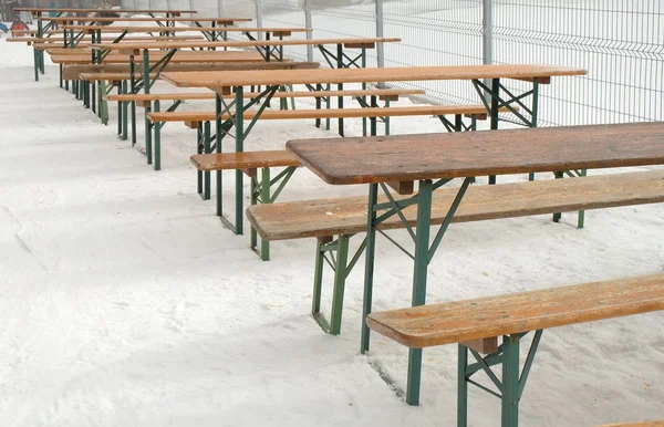 Reihe leerer Tische und Bänke — Stockfoto