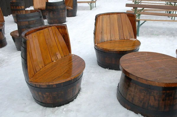 Ahşap benzersiz koltuklar ve masa