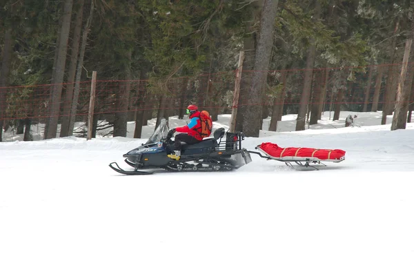 Rettungshelfer auf Schneemobil — Stockfoto