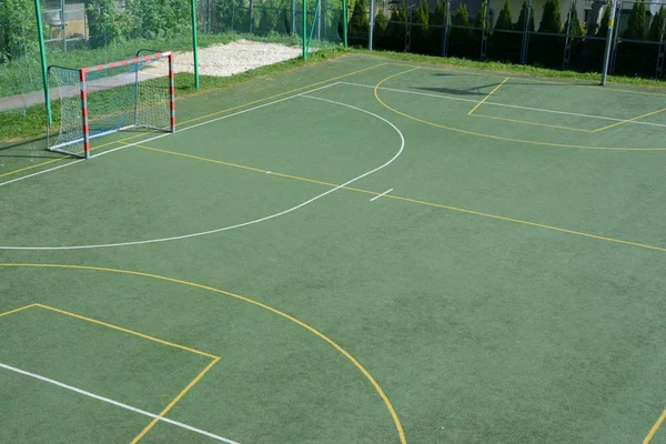 Geçit boş küçük futbol sahası üzerinde