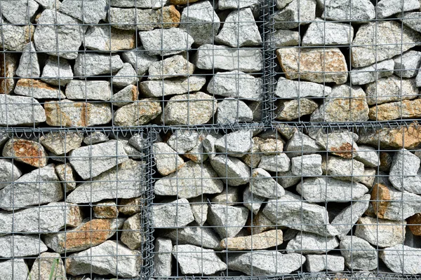 金属丝网中的石头 — 图库照片