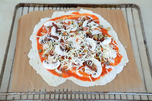 Nepravidelný tvar syrové pizza — Stock fotografie
