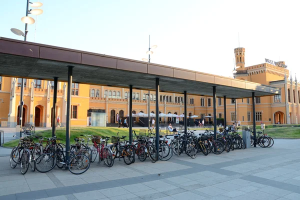 Bicycles at Wroclaw main railway station building at sunset. — Stockfoto