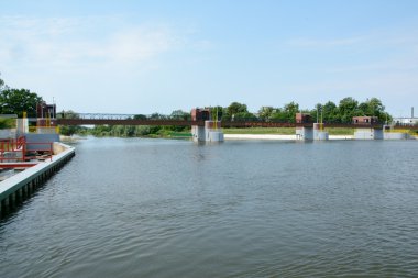 Weir Oder Nehri üzerinde.