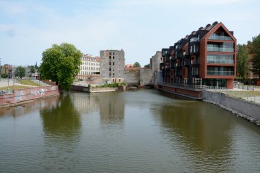 Modern ve eski binalar Oder Nehri kanalında Wroclaw, Polonya.