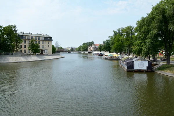 Wroclaw, 폴란드에 Odra 강 운하에 바지선에 레스토랑. — 스톡 사진