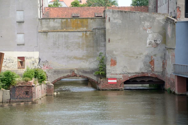 Vecchi edifici devastati nel canale del fiume Odra a Breslavia, Polonia . — Foto Stock