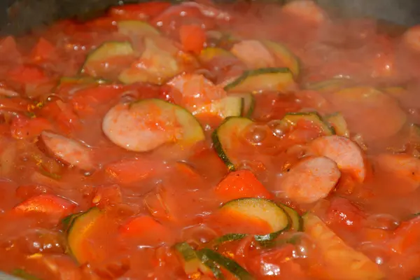 Verduras y salchichas cocinadas en sartén — Foto de Stock