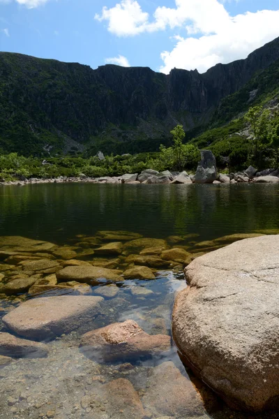 Steine im See in den Bergen. — Stockfoto