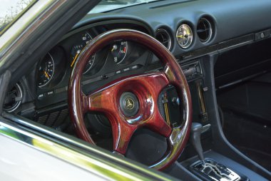 Eski klasik Cabrio mercedes otomobil iç.