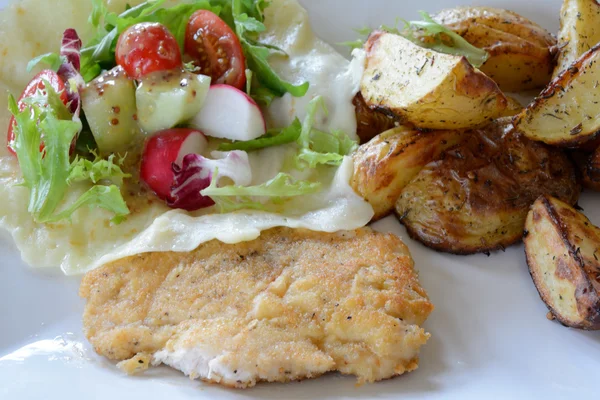 Hähnchenschnitzel, Ofenkartoffeln, Salat und Mozzarella. — Stockfoto