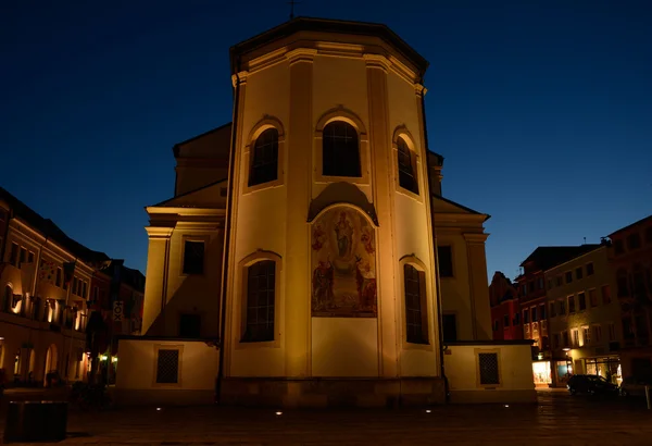 Igreja à noite no velho mercado em Traunstein, Alemanha — Fotografia de Stock