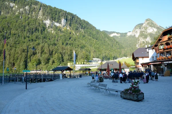 Les gens qui attendent un bateau sur le quai de Konigssee — Photo