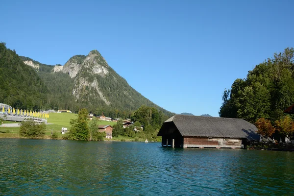 Hangar à bateaux et montagne à Konigssee — Photo