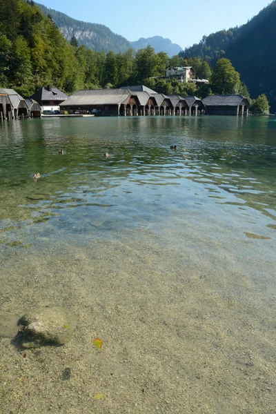 Hangares de barco no lago em Schonau am Konigssee — Fotografia de Stock