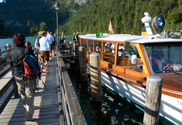 Les gens montent sur un bateau . — Photo