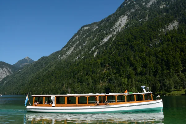 Barca sul lago vicino Schonau am Konigssee, Germania — Foto Stock