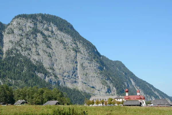 St. Bartholoma kerk en berg — Stockfoto