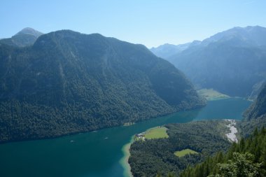 Konigssee Gölü vadisinde Alps