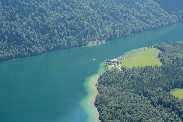 Lago Konigssee e igreja de São Bartolomeu — Fotografia de Stock