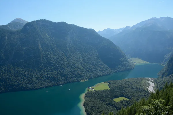 阿尔卑斯山山谷的科尼格西湖 免版税图库照片