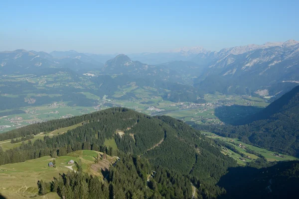 Пики и вид на долину с панорамной дороги Rossfeldpanoramastrasse — стоковое фото
