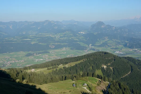 Peaks et vue sur la vallée depuis la route panoramique Rossfeldpanoramastrasse — Photo