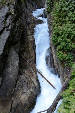 Derin kayalık dağ geçidi akışında.