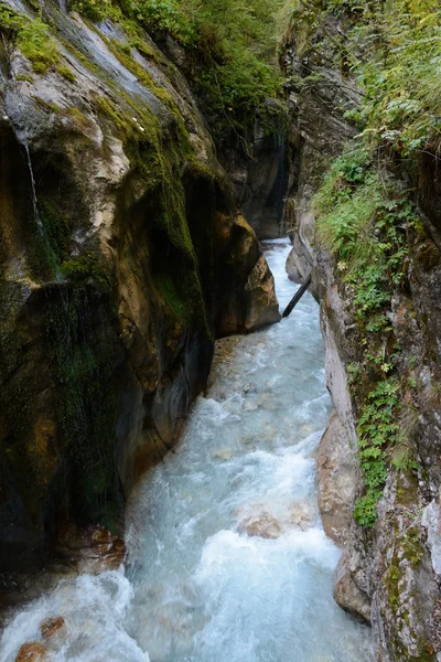 Arroyo en profundo barranco rocoso . — Foto de Stock