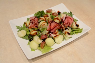 Beyaz kare tabak salataya