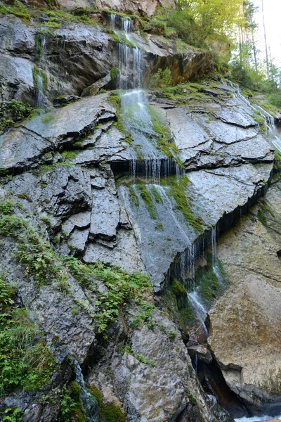 Agua que fluye sobre roca — Foto de Stock