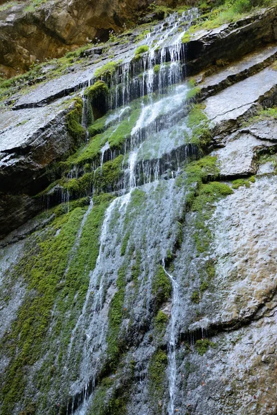 Agua que fluye sobre roca — Foto de Stock