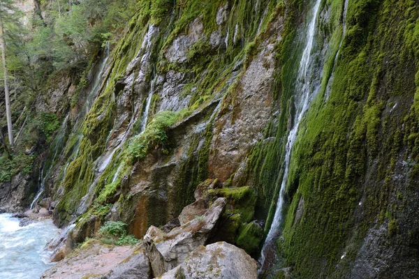 Вода течет по скале — стоковое фото