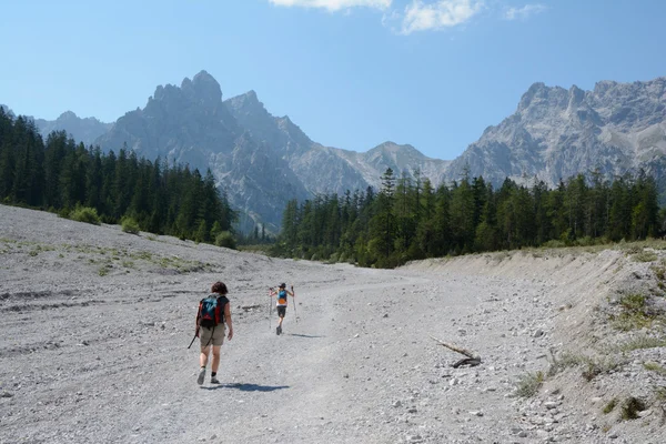 Frau und Kind auf Geröll im Wimbachtal unterwegs. — Stockfoto