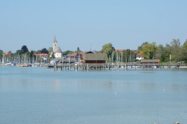 Almanya 'daki Chiemsee gölünde Pier, Marina ve binalar
