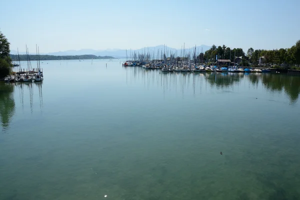 Voiliers dans la marina au lac Chiemsee en Allemagne — Photo