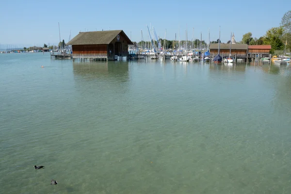 Móló, jachtkikötő és épületek Németországban a Chiemsee tónál — Stock Fotó