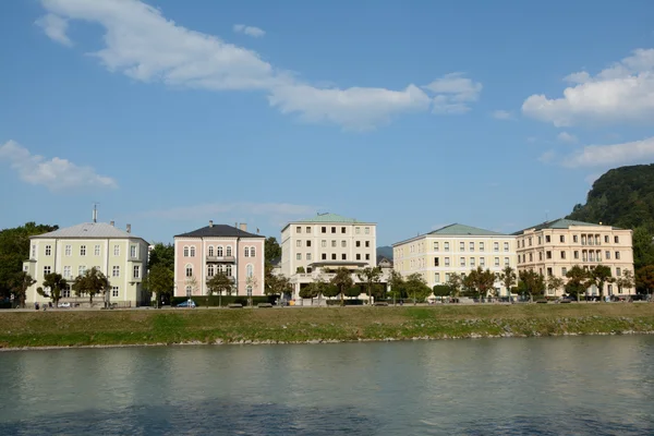 Edifícios no rio Salzach em Salzburgo, na Áustria — Fotografia de Stock