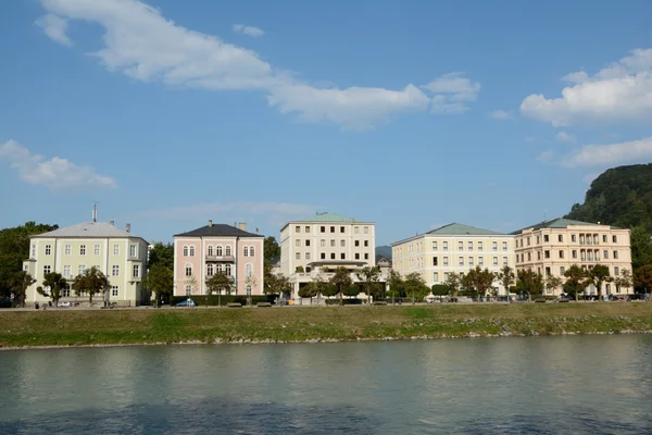 Gebäude an der salzach in salzburg in österreich — Stockfoto