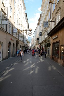 Salzburg dar sokak ve eski binalar