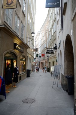 Salzburg dar sokak ve eski binalar