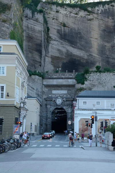 Street and Siegmundstor tunnel in Salzburg — Stock Photo, Image